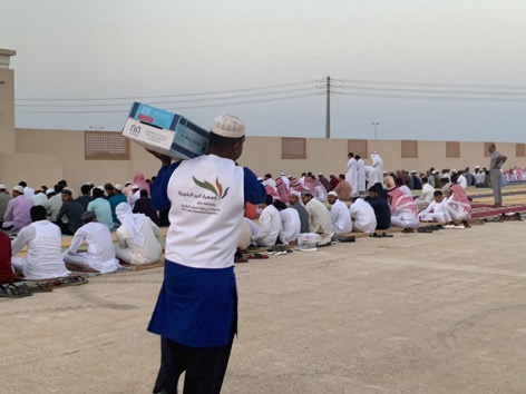 توزيع اكثر من 500 عبوة ماء على المصلين في مصلى العيد